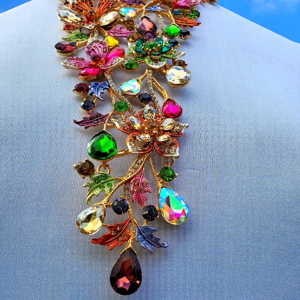 NWT Christian Siriano Crystal Bib Necklace - Picture 3 of 16